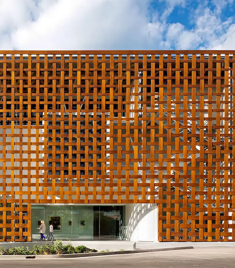 <p>Work<br>with<br><span class="gradient-text">SHERA</span></p>